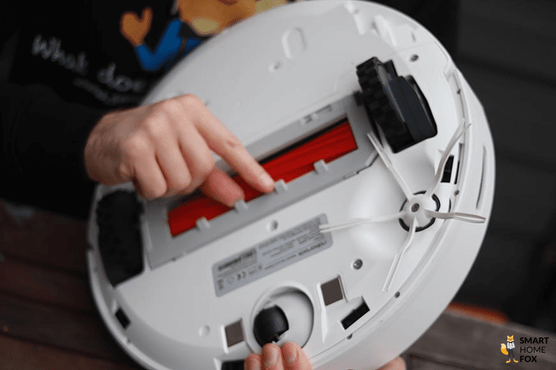 Die Noppen an der Unterseite des Roborock Q7 Max sind zu sehen